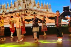 Tiết mục múa và hát 'Phàu Lào Sa Mắc Khi' (Dân tộc Lào đoàn kết) của các nghệ sỹ Lào. (Ảnh: Tuấn Đức/TTXVN)