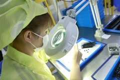 Sản xuất linh kiện điện tử. (Ảnh: Hoàng Hùng/TTXVN)