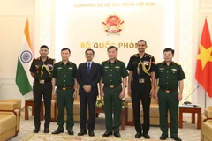 Thượng tướng Hoàng Xuân Chiến tiếp ngài Pranay Verma - Đại sứ Ấn Độ tại Việt Nam. (Ảnh: Hồng Pha/TTXVN phát)