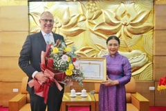 Đại sứ Nguyễn Phương Nga - Chủ tịch Liên hiệp các tổ chức hữu nghị Việt Nam (phải) và Đại sứ đặc mệnh toàn quyền Vương quốc Đan Mạch tại Việt Nam Kim Højlund Christensen. (Nguồn: Thoidai.com.vn)
