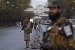 Lực lượng Taliban gác tại thủ đô Kabul, Afghanistan. (Ảnh: AFP/TTXVN)