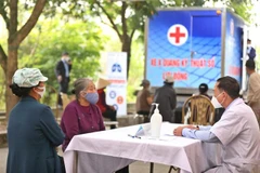 Khám, tư vấn cho người đến sàng lọc lao tại Trạm y tế Đông Sơn, huyện Đông Hưng, tỉnh Thái Bình. (Ảnh: Minh Quyết/TTXVN)