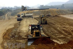 Thi công trên tuyến cao tốc Mai Sơn-Quốc lộ 45. (Ảnh: Huy Hùng/TTXVN)