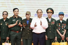 Chủ tịch nước Nguyễn Xuân Phúc thăm hỏi cựu chiến sỹ Điện Biên. (Ảnh: Thống Nhất/TTXVN)