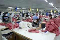 Sản xuất hàng may xuất khẩu. (Ảnh: TTXVN)