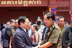 Thủ tướng Phạm Minh Chính và Thủ tướng Campuchia Hun Sen tại Lễ kỷ niệm 45 năm Con đường tiến tới đánh đổ chế độ diệt chủng Pol Pot của Thủ tướng Campuchia Hun Sen (20//6/1977-20/6/2022) ở tỉnh Tbong Khmum, sáng 20/6/2022. (Ảnh: Dương Giang/TTXVN)