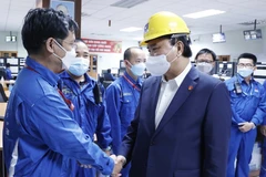 Chủ tịch nước thăm, tặng quà công nhân Công ty lọc hóa dầu Bình Sơn. (Ảnh: Thống Nhất/TTXVN)
