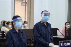 Hai bị cáo Tôn Nữ Thể Trang (trái) và Nguyễn Xuân Tĩnh tại phiên tòa xét xử. (Ảnh: Tiên Minh/TTXVN)