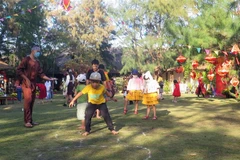 Du khách tham gia các hoạt động vui Xuân tại khu du lịch. (Ảnh: Xuân Triệu/TTXVN)