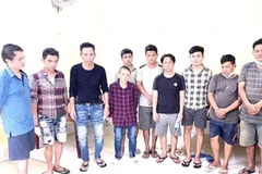 Các đối tượng tham gia sòng bạc (đá gà ăn tiền) tại phường Bửu Long, thành phố Biên Hòa bị tạm giữ. (Ảnh: TTXVN phát)