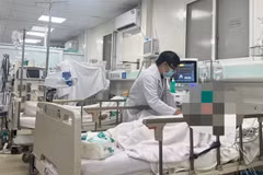 Các bác sỹ Bệnh viện Nhân dân Gia Định cấp cứu cho các trường hợp ngộ độc rượu. (Ảnh: TTXVN phát)