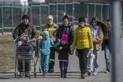 Người dân Ukraine sơ tán tránh chiến sự. (Nguồn: AFP/TTXVN)