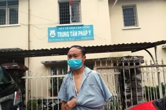Ông Lê Văn Ba, trú tại xã Lộc Phú, huyện Bảo Lâm bị các đối tượng đánh gãy tay khi đang quay phim ghi lại hiện trường vụ phá rừng trái phép. (Ảnh: TTXVN phát)