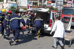 Đưa công nhân đi cấp cứu tại Bệnh viên Đa khoa tỉnh Quảng Ninh. (Ảnh: TTXVN phát)