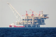 Cơ sở khai thác khí đốt tự nhiên của Israel ở ngoài khơi thành phố Haifa, trên Địa Trung Hải. (Ảnh: Reuters/TTXVN)