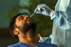 Nhân viên y tế lấy mẫu xét nghiệm COVID-19 cho người dân tại New Delhi, Ấn Độ. (Ảnh: AFP/TTXVN)