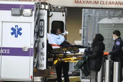 Chuyển bệnh nhân nhiễm COVID-19 tới bệnh viện ở New York, Mỹ. (Ảnh: THX/TTXVN)