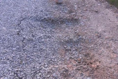 Tuyến đường giao thông 700m từ xã Quảng Tân đi Quảng Định, huyện Quảng Xương, tỉnh Thanh Hóa mới nghiệm thu nhưng có chỗ đã bị hằn vệt bánh xe. (Ảnh: TTXVN phát)