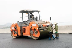 Trên công trường thi công cao tốc Vân Đồn-Móng Cái. (Ảnh: Văn Đức/TTXVN)