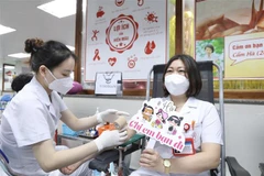 Nữ bác sỹ tham gia hiến máu tình nguyện. (Ảnh: Minh Quyết/TTXVN)
