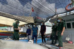 Bộ đội biên phòng đồn Hoằng Trường, Thanh Hóa phổ biến giáo dục pháp luật về khai thác IUU. (Ảnh: Trịnh Duy Hưng/TTXVN)
