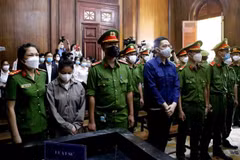 Hai bị cáo nghe Quyết định của Hội đồng xét xử. (Ảnh: Thành Chung/TTXVN)