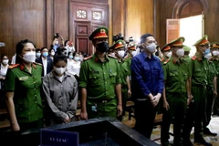 Hai bị cáo nghe Quyết định của Hội đồng xét xử. (Ảnh: Thành Chung/TTXVN)