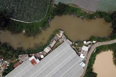 Nhiều công trình xây dựng khiến cho diện tích hồ Próh ngày càng bị thu hẹp. (Ảnh: Quốc Hùng/TTXVN)