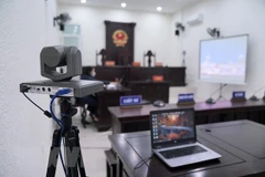 Thiết bị kỹ thuật tại phiên tòa trực tuyến. (Ảnh: Kim Anh/TTXVN)
