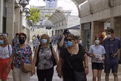 Người dân Israel đeo khẩu trang phòng dịch COVID-19 tại Jerusalem. (Ảnh: AFP/TTXVN)