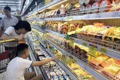 Khách hàng lựa chọn hàng hóa tại siêu thị. (Ảnh: Trần Việt/TTXVN)