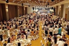 Bữa tiệc tri ân ông Ninh Văn Chủ, nguyên Giám đốc CDC Quảng Ninh có hàng trăm người tham dự. (Nguồn: Tiền Phong)