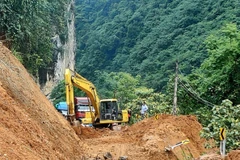 Quốc lộ 34 gần thị trấn Pác Miều, huyện Bảo Lâm, tỉnh Cao Bằng bị sạt lở do mưa lớn kéo dài, gây ách tắc giao thông. (Ảnh: TTXVN phát)