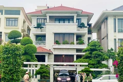 Cơ quan chức năng khám xét nhà của ông Phạm Hồng Hà, nguyên Chủ tịch Ủy ban Nhân dân thành phố Hạ Long. (Ảnh: Thanh Vân/TTXVN)