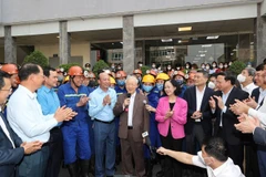 Tổng Bí thư Nguyễn Phú Trọng nói chuyện với cán bộ, công nhân Công ty Cổ phần than Vàng Danh-Vinacomin tại khu tập thể 314 trước khi vào ca sản xuất. (Ảnh: Trí Dũng/TTXVN)