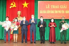 Ông Lê Quốc Minh, Ủy viên Trung ương Đảng, Phó Trưởng Ban Tuyên giáo Trung ương, Tổng Biên tập Báo Nhân Dân, Chủ tịch Hội Nhà báo Việt Nam (thứ sáu, từ trái sang) cùng lãnh đạo tỉnh Phú Yên trao giải A cho các tác giả đoạt giải. (Ảnh: Xuân Triệu/ TTXVN)