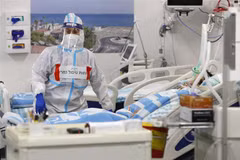 Nhân viên y tế điều trị cho bệnh nhân nhiễm COVID-19 tại bệnh viện ở Haifa, Israel. (Ảnh: AFP/TTXVN)