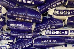 Công an thu giữ số phân bón giả tại nhà ông Đ. (Nguồn: Tuổi Trẻ)