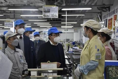 Lãnh đạo Liên đoàn Lao động thành phố Hà Nội thăm và động viên công nhân lao động ngay trong ngày làm việc đầu tiên của năm mới. (Ảnh: TTXVN phát)