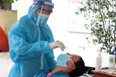 Lấy mẫu xét nghiệm COVID-19 ở Quảng Trị. (Nguồn: TTXVN)