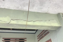 Dầm nhà của anh Trần Văn Hạnh (thôn Diêm Vân) bị nứt nghiêm trọng trong thời gian gần đây. (Ảnh: Tường Quân/TTXVN)