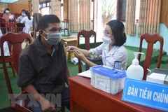 Tiêm vaccine ngừa COVID-19 cho người dân Đắk Nông. (Nguồn: TTXVN)