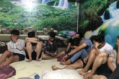 Các đối tượng bị bắt quả tang khi đang bay lắc. (Ảnh: Đậu Tất Thành/TTXVN)