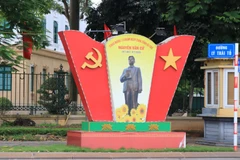Thành phố Từ Sơn trang trí cờ hoa, biểu ngữ, khẩu hiệu tuyên truyền Kỷ niệm 110 năm Ngày sinh Tổng Bí thư Nguyễn Văn Cừ. (Ảnh: Thái Hùng/TTXVN)