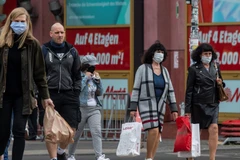 Người dân đeo khẩu trang phòng lây nhiễm COVID-19 tại Berlin, Đức. (Ảnh: AFP/TTXVN)