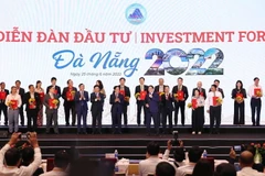 Thủ tướng Phạm Minh Chính chứng kiến lãnh đạo thành phố Đà Nẵng trao chứng nhận đầu tư, chứng nhận nghiên cứu khảo sát cho các doanh nghiệp. (Ảnh: Dương Giang/TTXVN)