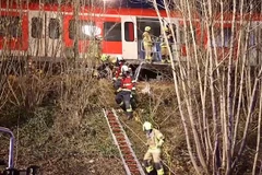 Lực lượng cứu hộ tại hiện trường vụ tai nạn. (Nguồn: AP)