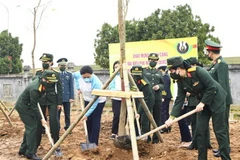 Chủ tịch Hội Liên hiệp Phụ nữ Việt Nam Hà Thị Nga, Thượng tướng Đỗ Căn, Phó Chủ nhiệm Tổng cục Chính trị Quân đội nhân dân Việt Nam và các đại biểu tại lễ phát động trồng cây. (Ảnh: TTXVN phát)