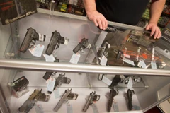 Một cửa hàng bán súng ngắn tại Bridgeton, Missouri, Mỹ. (Ảnh: AFP/TTXVN)