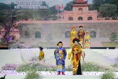 Các mẫu thiết kế trong bộ sưu tập áo dài 'Dấu xưa.' (Ảnh: Mỹ Phương/TTXVN)